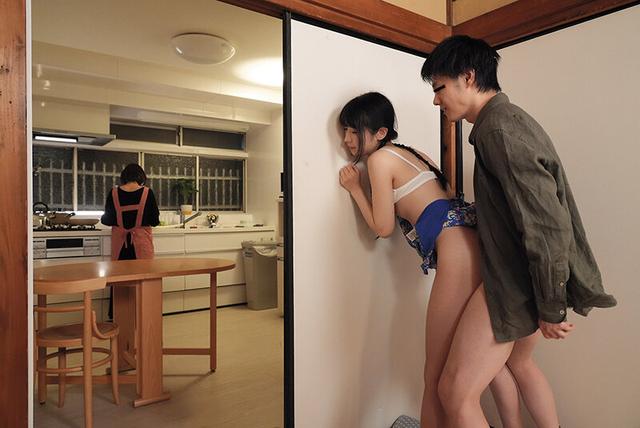 ねぇ～ここでハメたらどうなるかなぁ～？「えっ！？ダメッ！しないで…バレちゃうママ居るんだよっ！」パイパン姪っ子にいたずら中出し性交 サンプル画像 5