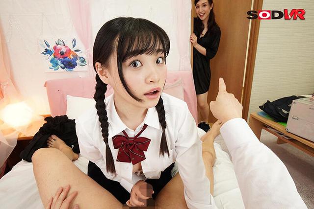 【VR】僕と彼女の初エッチを覗き見していた欲求不満でヤリマンなお姉ちゃんが乱入・エロ指導 姉（ヤリマン）と妹（処女）のマ●コで童貞卒業！！姉妹丼 古川いおり 花音うらら サンプル画像 4
