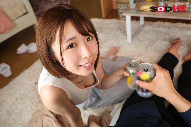 【VR】大学サークルの憧れの先輩（女子）の家で宅飲み…皆が終電で帰る中、無害な草食後輩キャラの僕は終電が無くなり泊めてもらうことに！2人で2次会する中、酔った先輩はキス魔になり溶けるようなねっとりキスで僕を勃起させ射精後も濃厚ベロキスでチ○ポを… 真白美生 サンプル画像 6