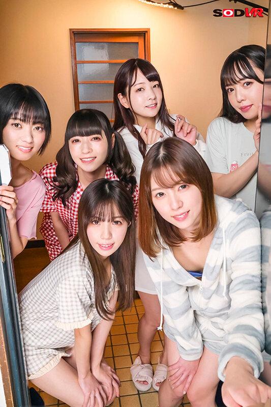 【VR】〈全員Aカップ！ちっぱい限定！〉僕が実家に帰省し、玄関の扉を開けた瞬間からエッチな波状攻撃が始まりました…義妹6人が僕を取り合う！？3年振りの帰省に興奮するちっぱい’s 舌を使った舐め尽くし波状攻撃でギンギンになったおち○ぽをちっパイズリでメタメタに… サンプル画像 3