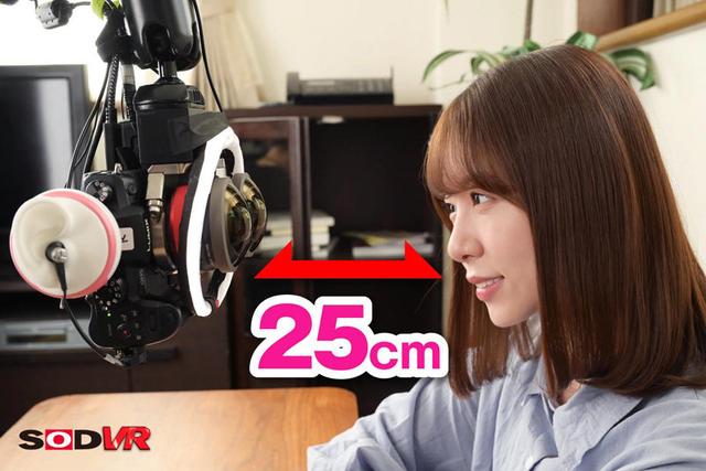 【VR】顔距離25cm！吐息が掛かる悪魔的距離！～全てが超至近距離で展開！「君のイク顔、私に見せてよ♪」他の人にバレるかもしれない、ドキドキと見つめてくる視線でムラムラして、パンパンな僕のチ○ポが最高潮にイジられまくる！ サンプル画像 13