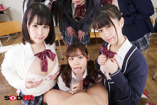 【VR】女子校の保健の授業に教材用モデルとして招かれて… チンポをいじくり回される合法露出体験VR サンプル画像 4