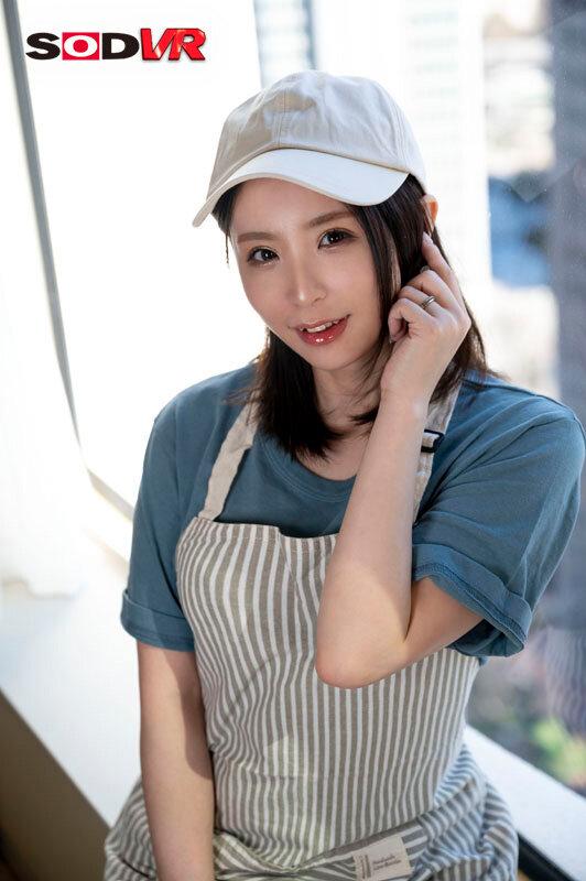【VR】ウェアラブルVR夫婦経営のカフェを抜け出して、昼間から快楽貪る童顔奥さん。エプロン脱ぐ間もなく始まる、ショートタイム不倫キスまみれの密会。沙良（29） 小林沙良 サンプル画像 2