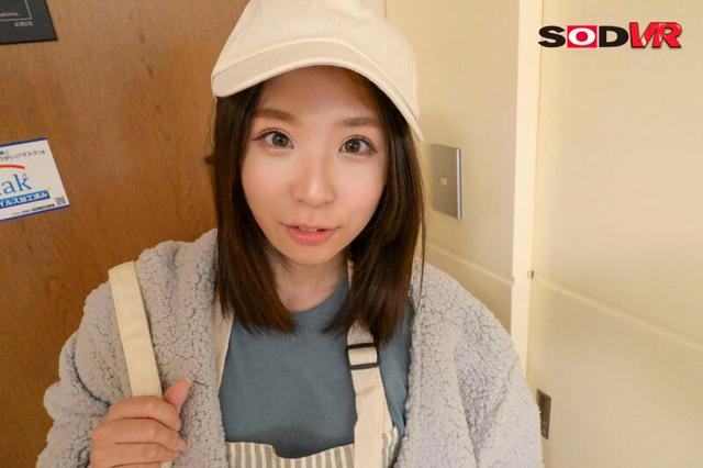 【VR】ウェアラブルVR夫婦経営のカフェを抜け出して、昼間から快楽貪る童顔奥さん。エプロン脱ぐ間もなく始まる、ショートタイム不倫キスまみれの密会。沙良（29） 小林沙良 サンプル画像 3