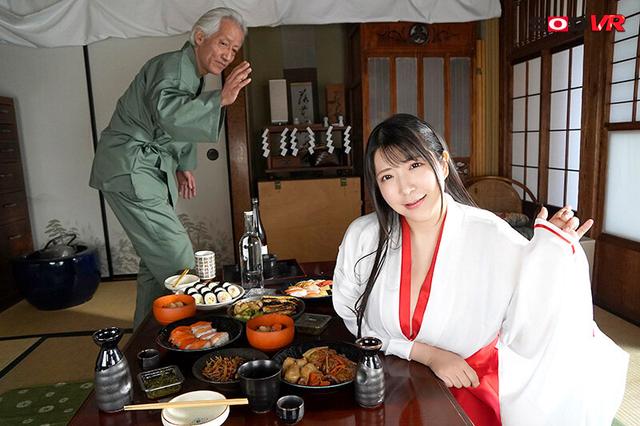 【VR】「ねぇ、この先も独り身の予定なら私が貰ってあげようか？」数年ぶりに帰省した地元で再開した幼馴染は巫女さん！ 大人になった彼女は、僕が独身だと知り、お酒の力と溢れんばかりのおっぱいでボクの亀頭を襲ってきました！！ 優月まりな サンプル画像 2