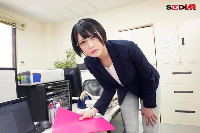 【VR】会社では美人で真面目な上司が酔って家まで送り届けたら普段の姿からは想像もつかないようなズボラ部屋だった！ 入るなり服を脱ぎだし洗っていないチンコいきなりフェラ。ゴムもしないでナマ騎乗位でイカされ無責任中出しさせられる！‘夏目響’ サンプル画像 4