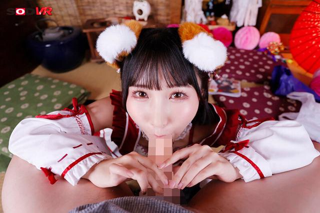 【VR】「ニンゲンのオスはこうすればワシを崇めるのじゃろ？」二千年ぶりに現世に舞い降りた無知で好奇心旺盛なのじゃロリ女神様！信仰心を高めるため、ボクのチ●ポをしごいてしゃぶって中出しSEX！ 由良かな サンプル画像 6