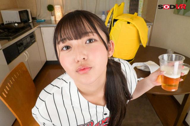 【VR】「恥ずかしいからこの泡は見ないで◆」可愛すぎるビールの売り子ちゃんと自宅で乾杯SEX！マン汁が泡になるまで激ピス騎乗位 葵みれい サンプル画像 4