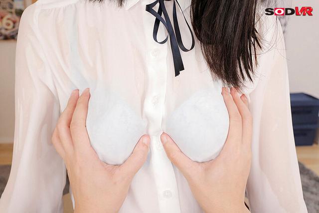 【VR】「風邪引いちゃうので着がえ貸してください…。」ゲリラ豪雨で帰宅できなくな った地味目な後輩は敏感ボディを密着させてボクを誘惑してきました。 月美りょう サンプル画像 4