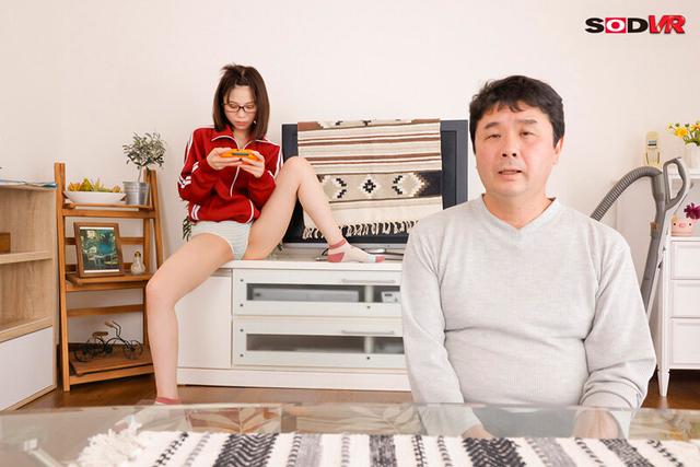 【VR】数年ぶりに帰郷すると、アラサーの姉は未だに自称家事手伝い（ニート）の喪女だった。無防備な尻、無様なピストンバイブ・オナニーを覗き見て思わず襲ってしまうと、久しぶりのチ●ポに興奮止まずにイっても追撃騎乗位してくる！隠れ巨乳の姉（27）天宮花南 サンプル画像 3