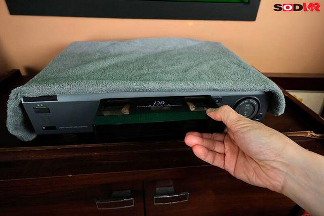 【VR】【8K】テレビから抜けられない呪いのビデオの長い髪の女。‘意外といい身体に’恐怖心よりもオンナを見出して、イかせ倒すVR サンプル画像 4