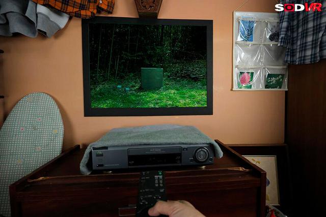 【VR】【8K】テレビから抜けられない呪いのビデオの長い髪の女。‘意外といい身体に’恐怖心よりもオンナを見出して、イかせ倒すVR サンプル画像 5