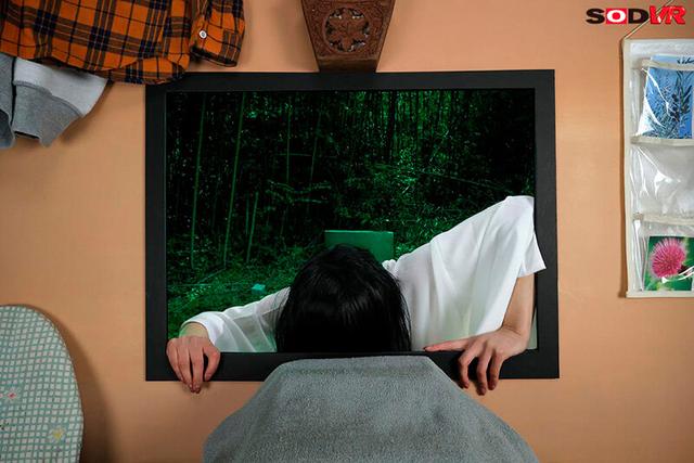【VR】【8K】テレビから抜けられない呪いのビデオの長い髪の女。‘意外といい身体に’恐怖心よりもオンナを見出して、イかせ倒すVR サンプル画像 6