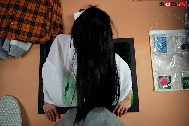 【VR】【8K】テレビから抜けられない呪いのビデオの長い髪の女。‘意外といい身体に’恐怖心よりもオンナを見出して、イかせ倒すVR サンプル画像 7