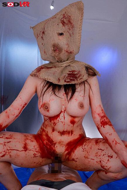 【VR】【8K】ズタ袋をかぶった巨乳サイコパスチェンソー女 捕まって逆強●され無残にも56される… サンプル画像 4