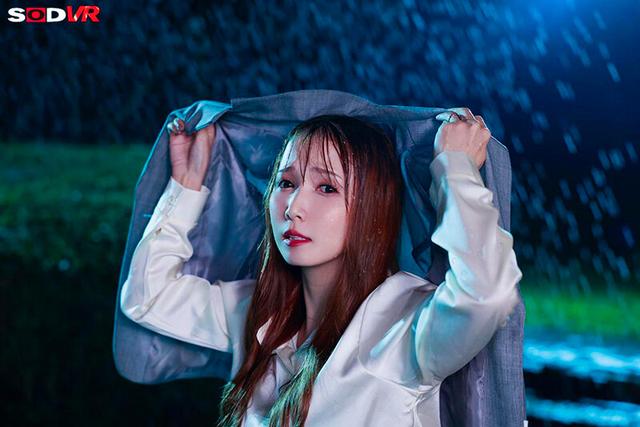 【VR】【8K】ウェアラブル×ゲリラ豪雨 「部下のくせに生意気なのよ…」厳しい女上司と少し遠い外回り先でずぶ濡れW不倫 生意気なボクに女上司がちょっとだけ心を開き始まったゲリラ・カー・セックス 友田彩也香 サンプル画像 4