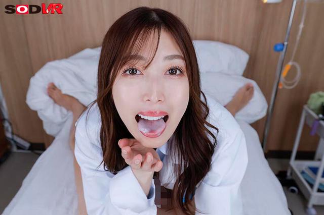 【VR】【8K】病院暮らしのボクを幼い頃から担当してくれている女医と筆おろし性交 初めての口淫、初めての挿入でドキドキ・バクバク病室セックス 今井栞菜 サンプル画像 16