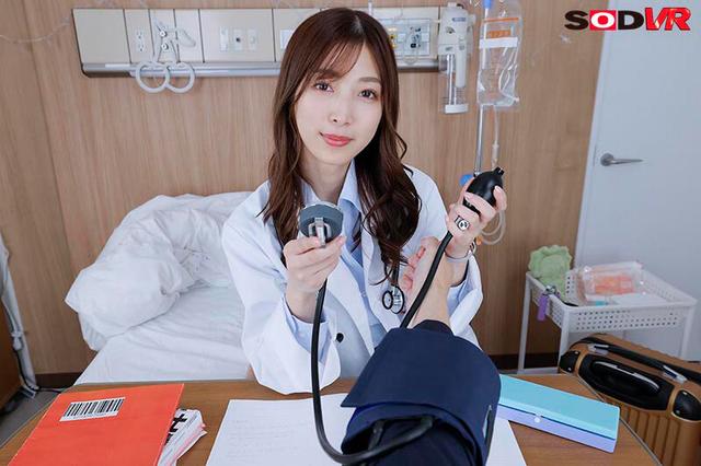 【VR】【8K】病院暮らしのボクを幼い頃から担当してくれている女医と筆おろし性交 初めての口淫、初めての挿入でドキドキ・バクバク病室セックス 今井栞菜 サンプル画像 4