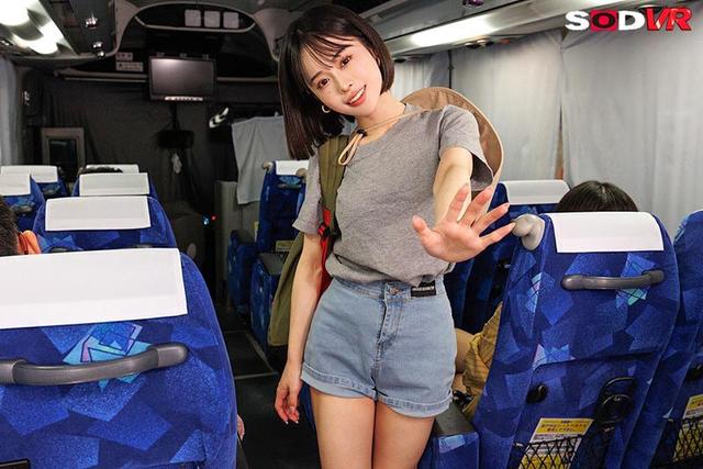 【VR】【8K】【フェス帰り×夜行バス】ライブで意気投合した小悪魔美少女にゼロ距離密着ささやきされ続けた山梨→新宿間 MINAMO サンプル画像 15