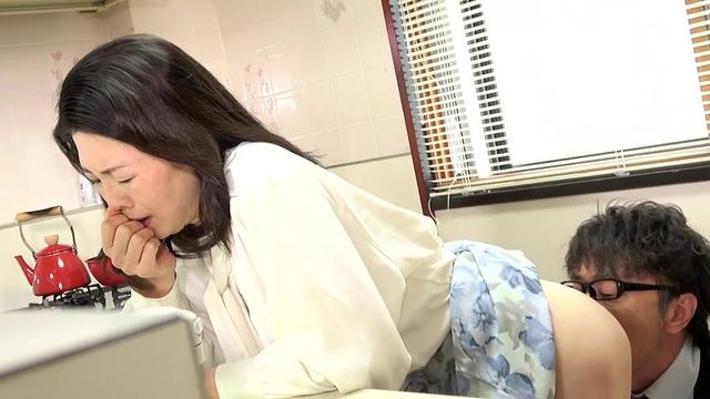 熟妻 夫の誘いは拒絶するのに夫の上司には股を開く五十路妻 息子のイジメ問題で生活指導の先生は母親を脅し中出し！ サンプル画像 1