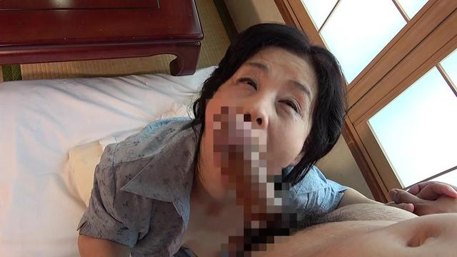 発情完熟妻 配管工事の肉体労働者に体を弄ばれた五十路妻 中年男に尾行され玄関先で襲われた清純妻は… サンプル画像 6