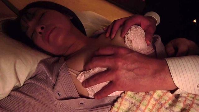 熟妻卑猥ドラマ 夫が事業に失敗し融資を返済できなくなった奥さんを銀行マンは… 同窓会の後、泥●してしまった人妻に夜●いを仕掛ける！ サンプル画像 10