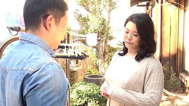 熟女 淫らな秘密の午後 性欲の塊の男は離婚した後アニキの奥さんでヤリまくる！ 旦那の仲間の近所のオヤジに寝取られたおばさん サンプル画像 1