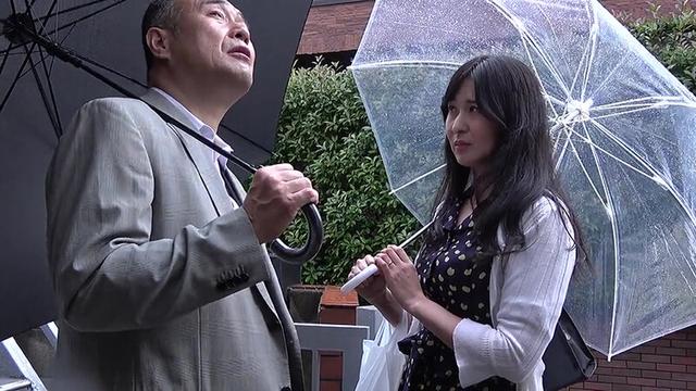 熟妻ドラマ 不動産屋のオッサンに恥部を吸われる清楚妻 夫の同級生は欲情する奥さんの小便浴びまくる！ サンプル画像 1