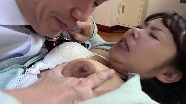熟女 淫らな秘め事 奥さんのムチムチの体に欲情した不動産屋の男は… 一周忌の夜、亡き夫の上司に熟れた恥部を捧げる未亡人 サンプル画像 1