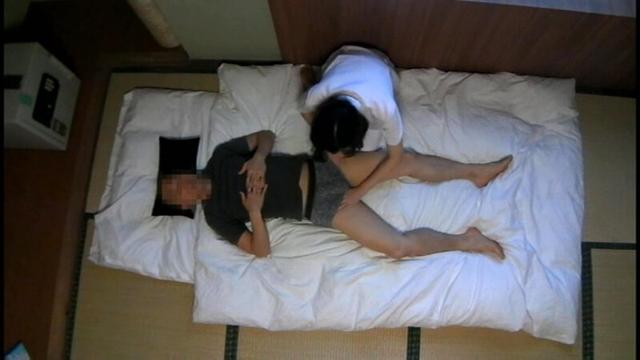 人妻エステ勃起したチ○ポに我慢できないエステシャン サンプル画像 16