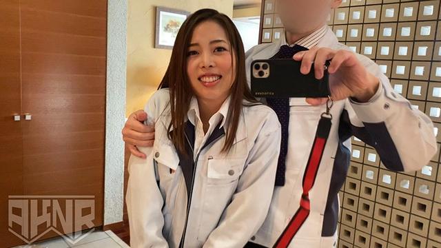 【勤務中NTR】 同僚の美しき人妻を勤務中に口説きSEX堕ちした浮気映像 早坂飛鳥 サンプル画像 4