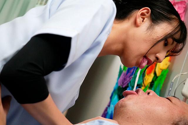 乳首イキ看護師 清楚だったと思っていた看護師さんは唾液キス好きだった 楠木花菜 サンプル画像 10