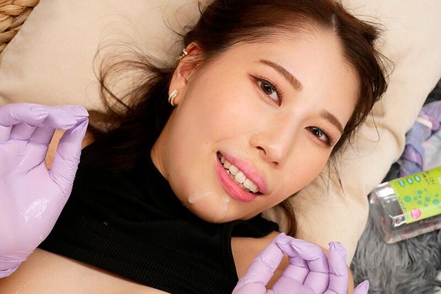 ガニ股で尻を見せつけて誘惑する家政婦 ゴム手袋での猥褻すぎる手コキとSEX 椎菜える サンプル画像 14