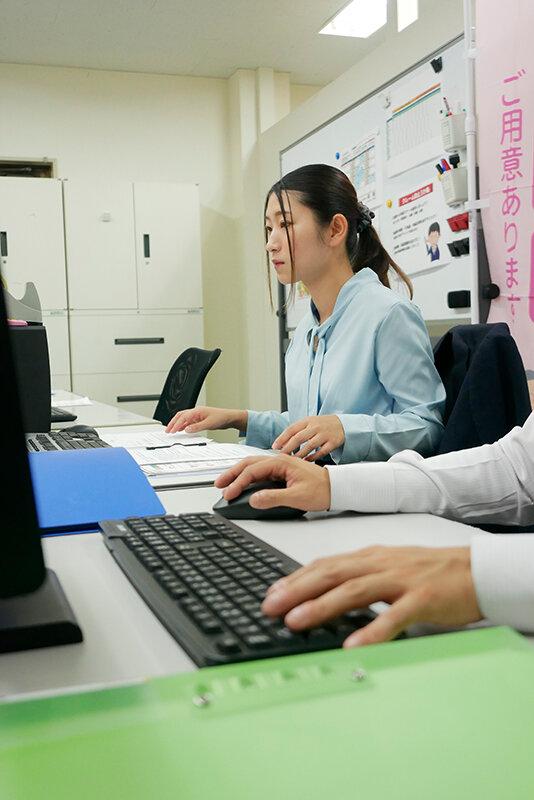 営業部の静音さんは隠れフェラニスト 男性社員の都合の良いおしゃぶりペット しかも精飲好き 立華静音 サンプル画像 1