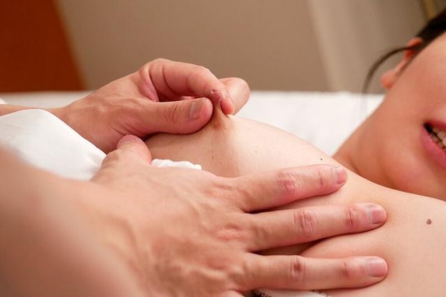 胸チラをしているのに気付かず働く同僚に手を出しちゃった俺 乃木ちはる サンプル画像 5