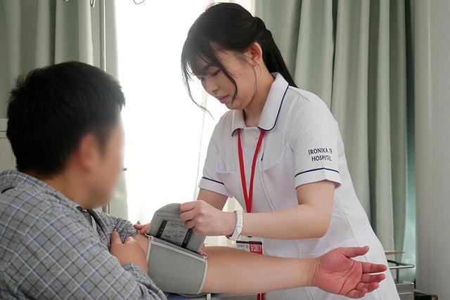 【密着取材】 病院で働く新卒1年目の白衣の天使 上の口は唾液ダラダラ、下の口からは潮ダダ漏れになるひなこさん21歳 瀬戸ひなこ サンプル画像 1