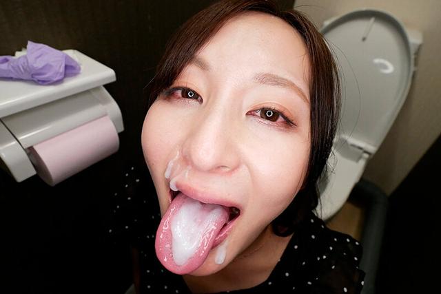 【密着取材】 カフェで働く店員は即惚れ気質のキス魔 「お客様、もし良かったら精子飲ませていただけませんか？」 友梨さん25歳 足立友梨 サンプル画像 12