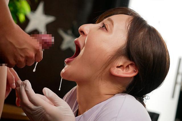 【密着取材】 カフェで働く店員は即惚れ気質のキス魔 「お客様、もし良かったら精子飲ませていただけませんか？」 友梨さん25歳 足立友梨 サンプル画像 8