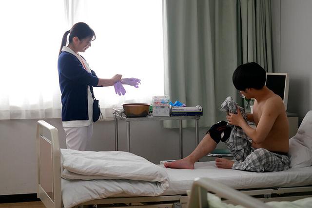 患者さんにがっつき接吻で元気にしてあげていた看護師 乳首もオチンポもいっぱいベロちゅうで勃起させて精液ごっくん ゆらさん 24歳 皐月ゆら サンプル画像 1