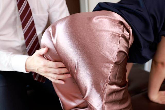 【AKNRフェティシズム】 光沢サテン 完全着衣OLスーツ ムチムチ巨乳の同僚を痴感！ 勤務中に激揉み＆精液ごっくん 乙羽あむ サンプル画像 3