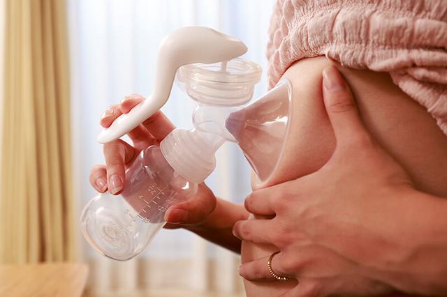 身重の嫁に搾乳の仕方を教えてる先輩ママさんのおっぱいに発情しちゃった俺 小那海あや・江澄ゆゆ・横峯めぐ サンプル画像 2