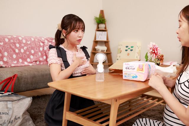 【小那海あや】身重の嫁に搾乳の仕方を教えてる先輩ママさんのおっぱい サンプル画像 1