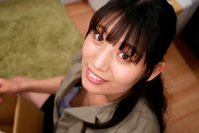 久々に会ういとこが引越しの手伝いに来てくれて作業中気付かず胸チラしていた。我慢できずに手を出したら意外にもOKしてくれた！ サンプル画像 2