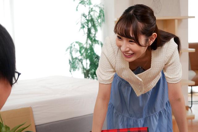 久々に会ういとこが引越しの手伝いに来てくれて作業中気付かず胸チラしていた。我慢できずに手を出したら意外にもOKしてくれた！ 五十嵐清華 サンプル画像 2