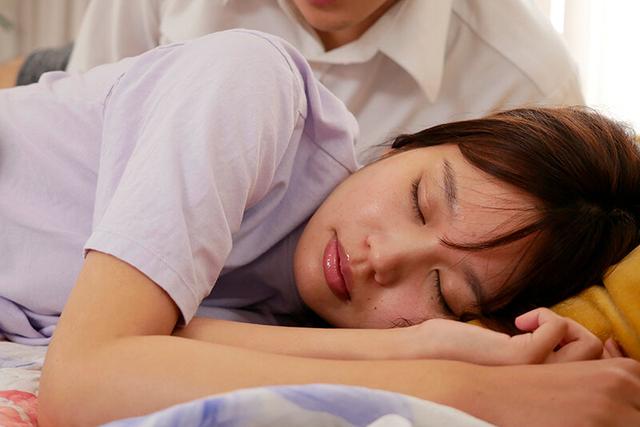 偶然にも会社の先輩と泊まることになり、すっぴん姿がマジ可愛すぎてエッチしちゃいました 【出演】前田美波 サンプル画像 1