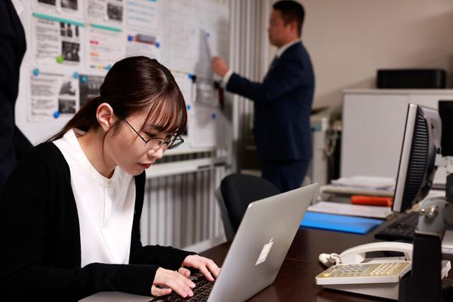 会社で嫌われている地味な先輩とのSEXがドストライクすぎて…【出演】五十嵐清華 サンプル画像 1