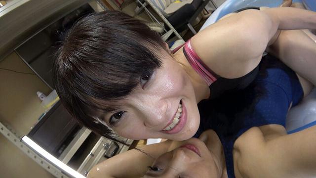 百合川さら 神納花 姉御の個撮 神レズ競泳水着 女が自らカメラを持ち可愛い女子の水着姿をじっとり撮影！親父の個撮ゆずりのハミ毛、ジョリワキ等のフェチ接写はもちろん女に撮られる恥辱放尿やローション密着やレズSEXを完全着衣で楽しむレズハメ撮りAV サンプル画像 17