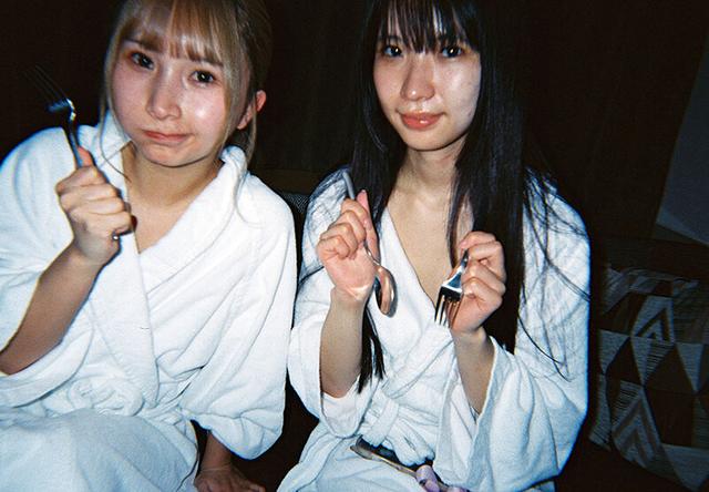 ちっぱい女子旅 プライベートでも仲良しだけど2人きりでデートして、お風呂に入って、たくさんキスしたら…好きが溢れました。 希咲那奈 由良かな サンプル画像 2