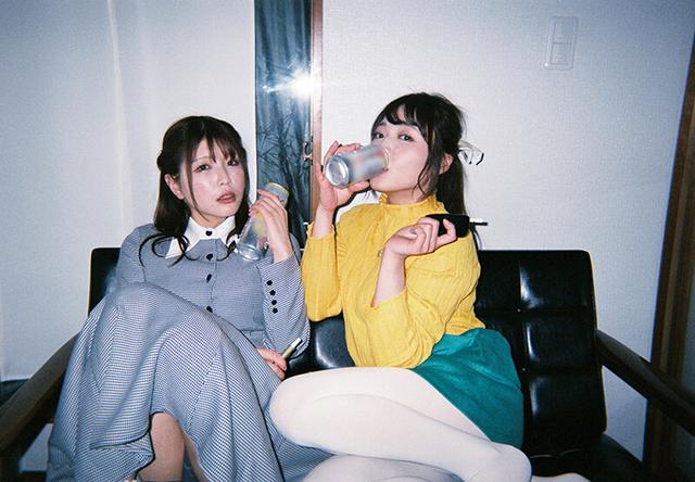 前から気になっていたアノ子と3年ぶりに再会したら…あの日よりも綺麗になって…大人レズで好きが溢れる1泊2日のお泊りデート 川越ゆい 新村あかり サンプル画像 5