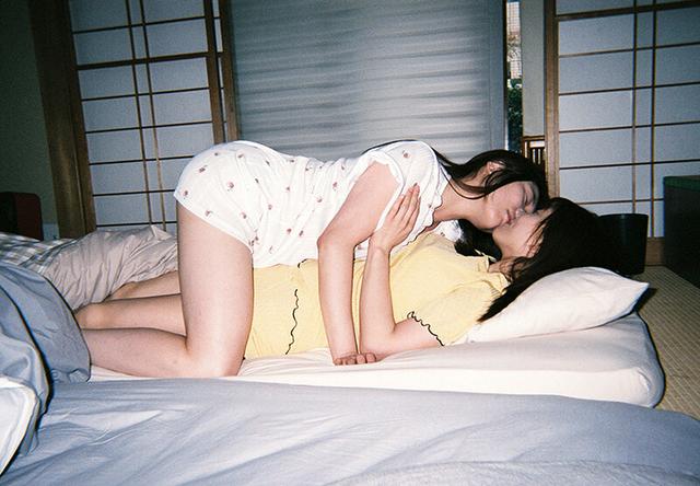 前から気になっていたアノ子と3年ぶりに再会したら…あの日よりも綺麗になって…大人レズで好きが溢れる1泊2日のお泊りデート 川越ゆい 新村あかり サンプル画像 8